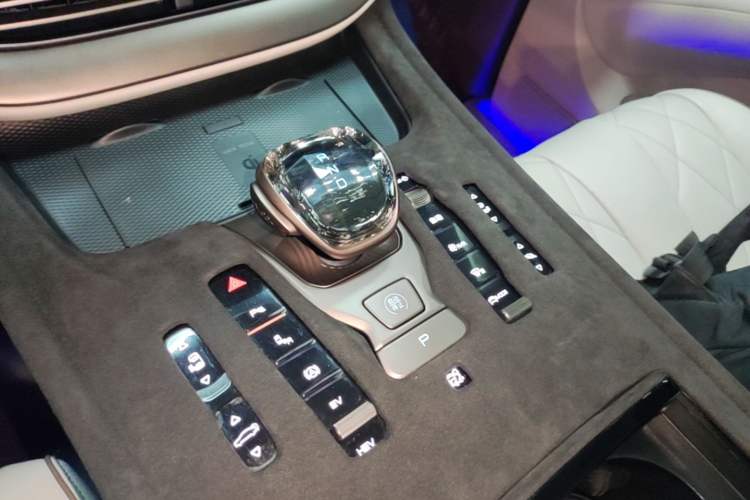 Used Denza D9 2022 DM-i 970 Four-Wheel Drive Prestige Model Gear Lever