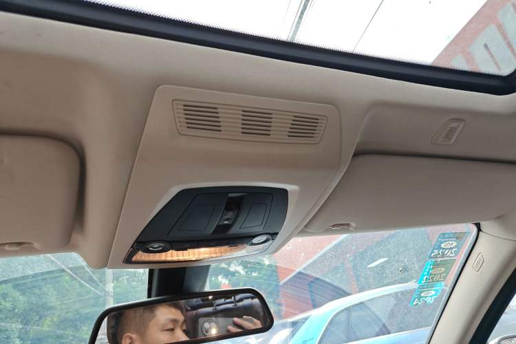 Used BMW 5 Series 2014 525Li Leading Model
