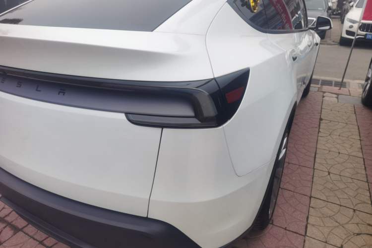 Used Tesla Model Y 2025 Long-Range All-Wheel-Drive Version
