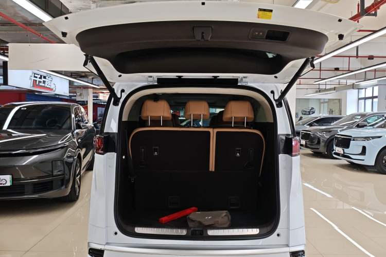 Used Denza D9 2024 DM-i 1050 Luxury Model
