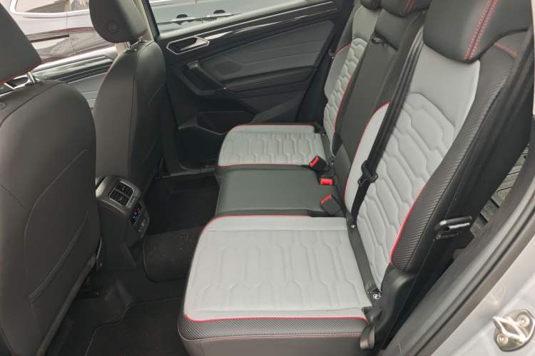 Used Volkswagen Tiguan L 2022 330TSI Automatic Two-Wheel Drive R-Line Flagship Edition Left Rear Seat