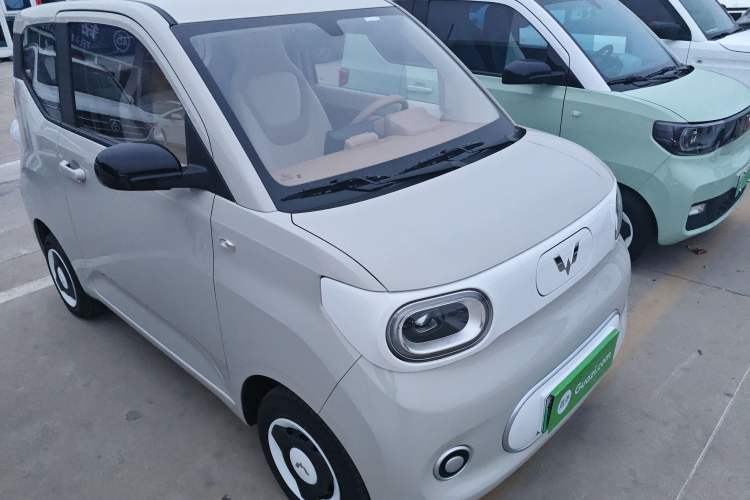 Used Wuling Hongguang MINIEV 2024 3rd Generation 215km Youth Edition Front Right 45 Deg