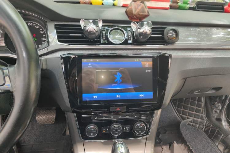 Used Volkswagen Passat 2017 330TSI DSG Luxury Edition Audio And AC Panel