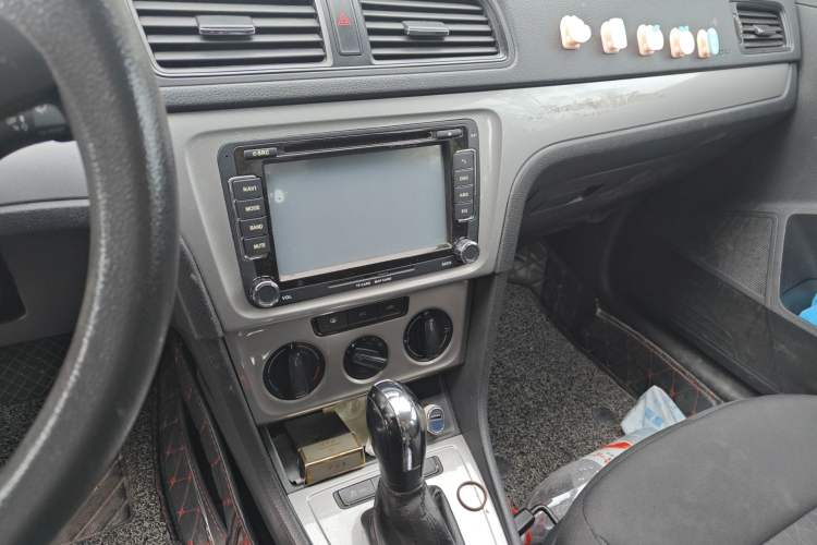 Used Volkswagen Lavida 2013 Revised Classic 1.6L Automatic Fashion Edition Audio And AC Panel