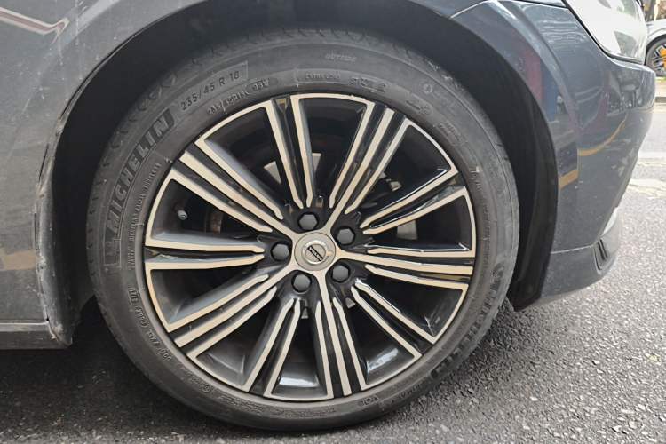 Used Volvo S60 2021 T4 Zhiyuan Luxury Edition Right Front Wheel Hub