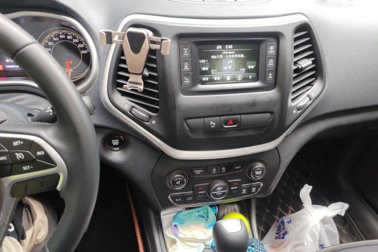 Used Jeep Cherokee 2017 2.4L Leading Edition Audio And AC Panel