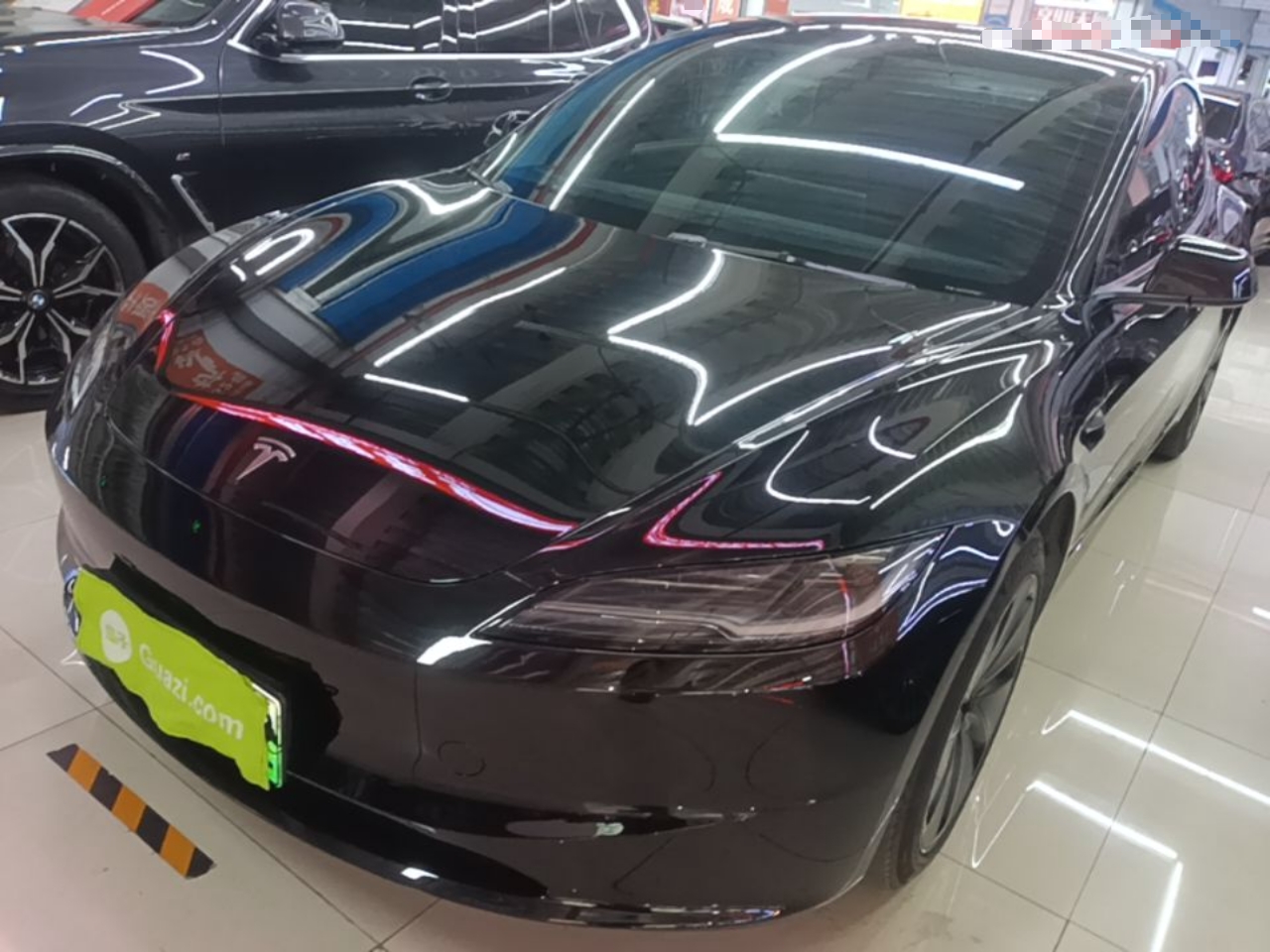 Sob a frente do carro