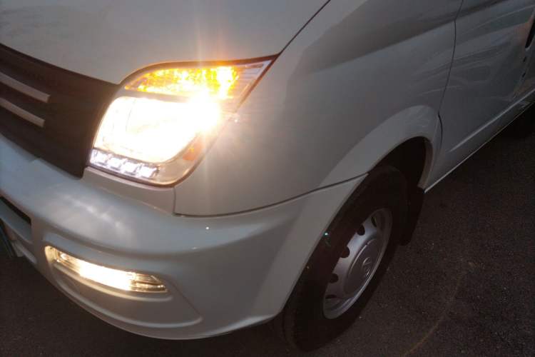 Used SAIC MAXUS Xintu V80 2023 2.0T Manual Classic Aoyuntong Short Wheelbase Mid-Roof 5/6-Seater