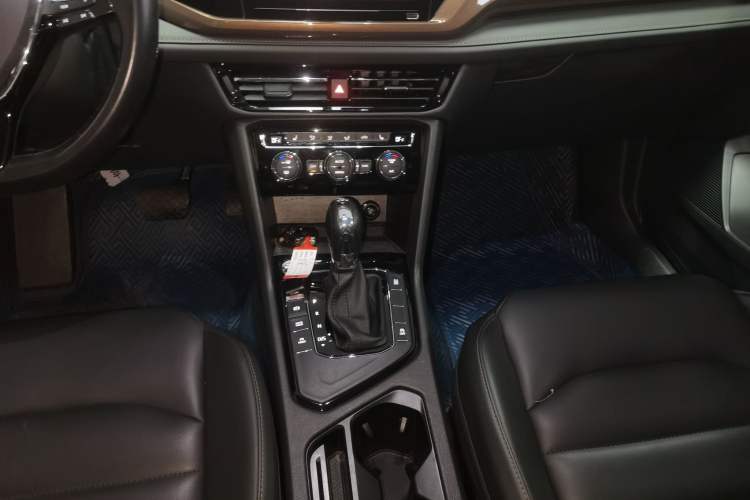 Used Volkswagen Tharu 2020 280TSI Two-Wheel Drive Luxury Plus Version China VI Standard Gear Lever