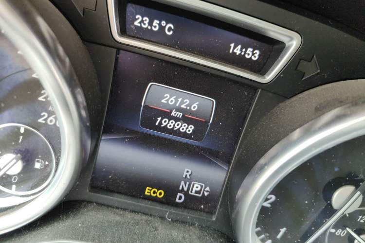 Used Mercedes-Benz M-Class 2014 ML 320 4MATIC Odometer Close Up