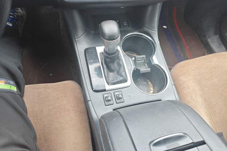 Used Toyota Highlander 2015 2.0T Four-Wheel Drive Luxury Edition 7-Seater Gear Lever