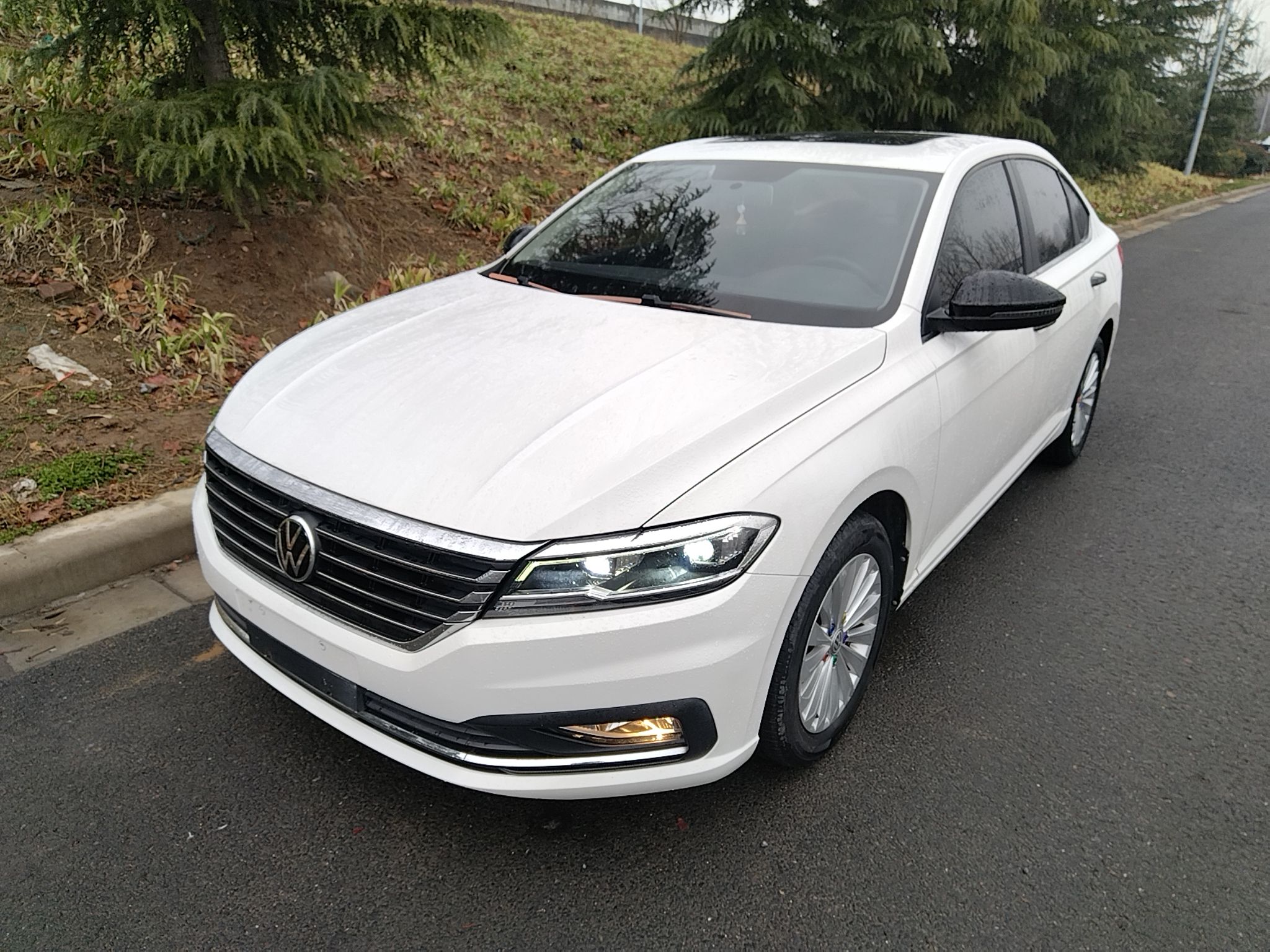 Под передней частью автомобиля