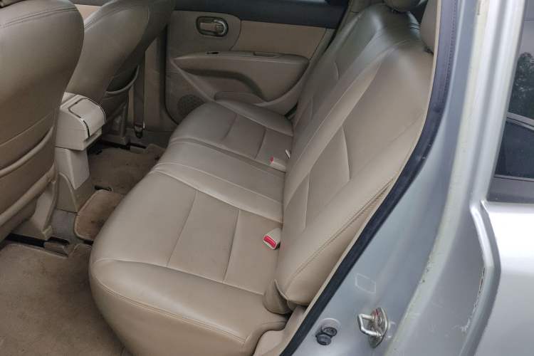 Used Nissan Livina 2010 Jingyue Edition 1.6L Manual All-Around Model Left Rear Seat