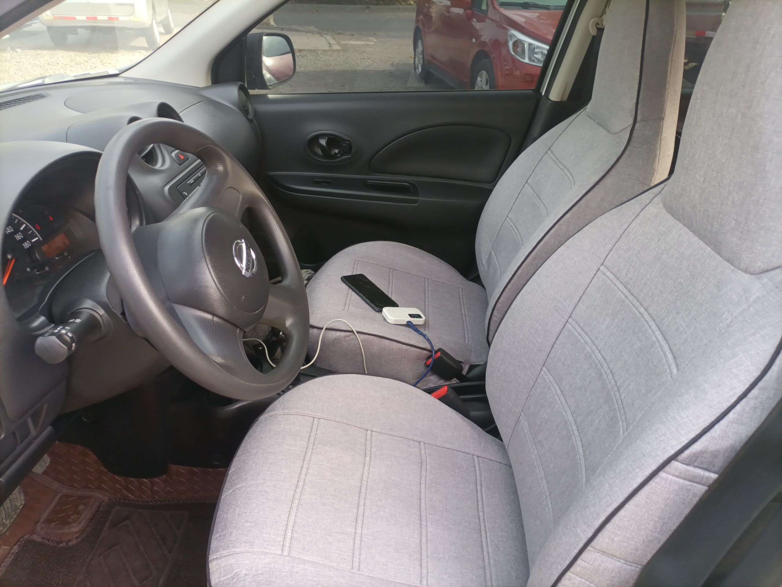 المقاعد الأمامية داخل السيارة