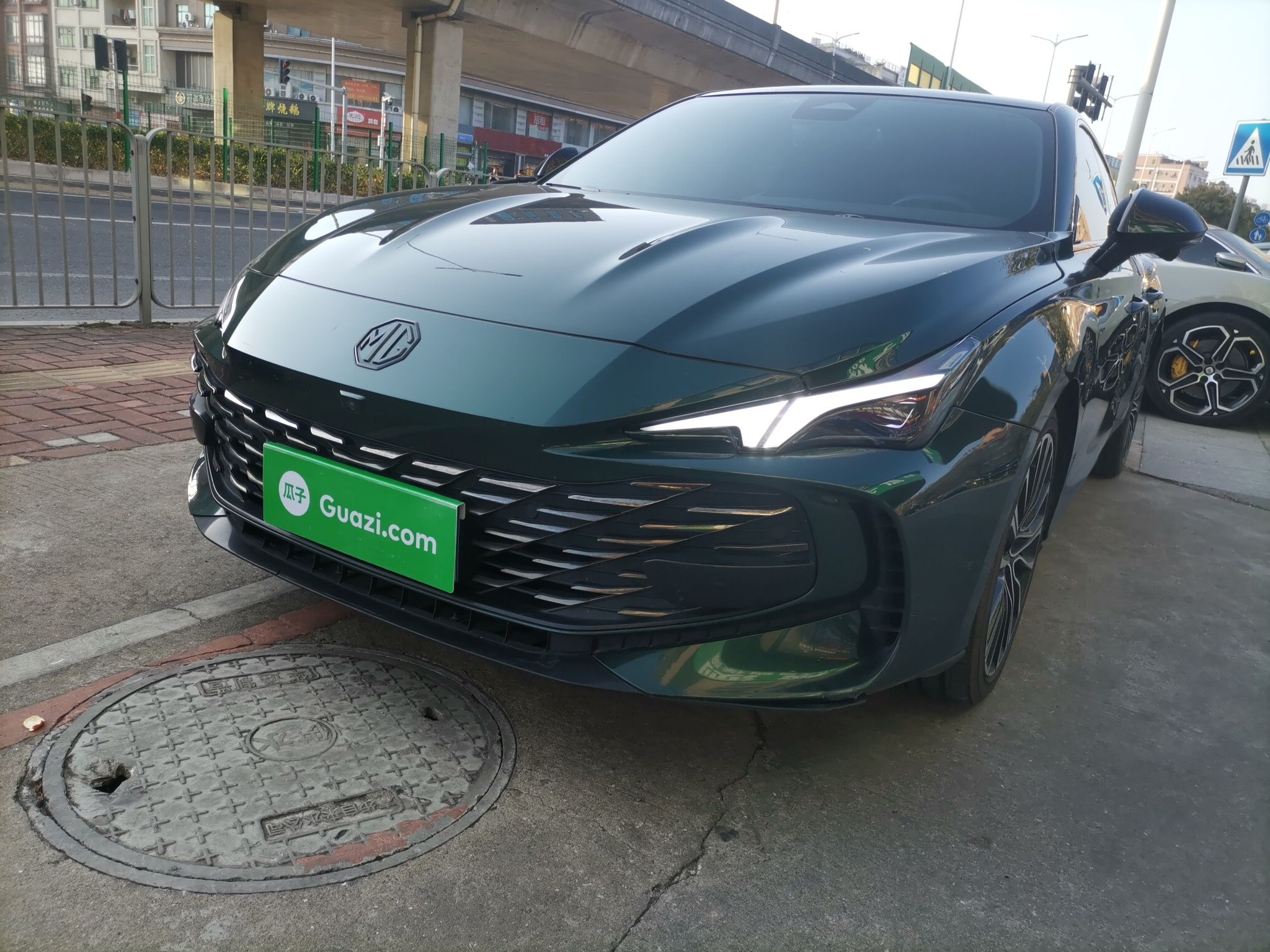 Под передней частью автомобиля