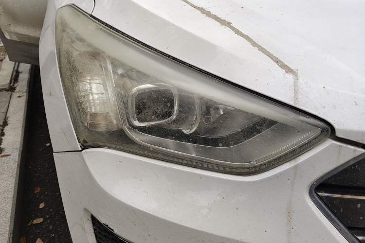 Used Hyundai Santa Fe 2013 2.4L Automatic Two-Wheel Drive Smart Version Right Front Headlight