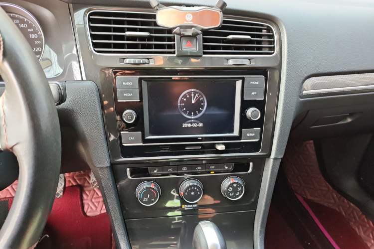 Used Volkswagen Golf 2018 230TSI Automatic Luxury Version Audio And AC Panel