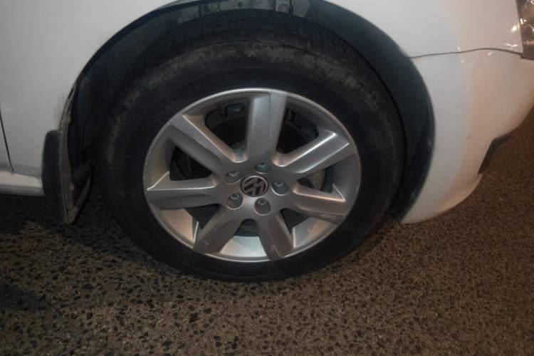 Used Volkswagen Polo 2013 1.4L Automatic Comfort Edition Right Front Wheel Hub