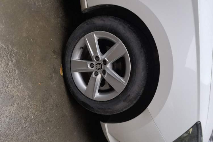 Used Skoda Fabia 2017 1.4L Automatic Car Enjoy Edition Right Front Wheel Hub