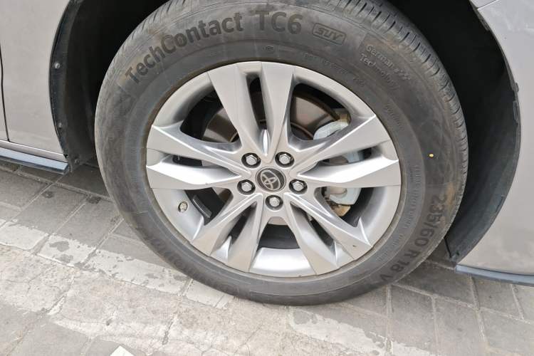 Used Toyota SIENNA 2021 2.5L Hybrid Platinum Edition Right Front Wheel Hub