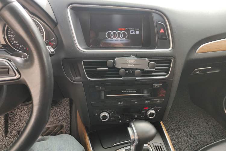 Used Audi Q5 2013 45 TFSI quattro off-road version Audio And AC Panel
