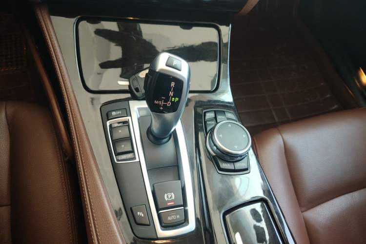 Used BMW 5 Series 2014 528Li Leading Model
