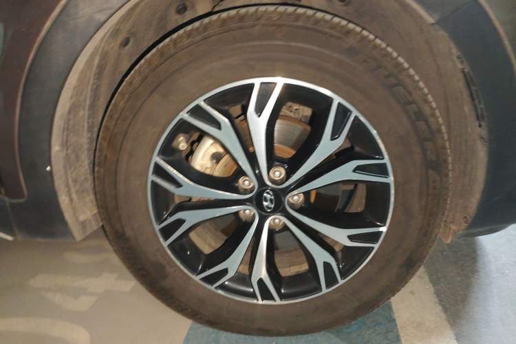 Used Hyundai Santa Fe 2017 2.0T Automatic All-Wheel Drive Smart 7-Seater Right Front Wheel Hub