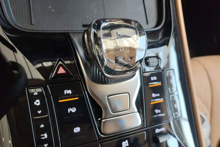 Used Denza D9 2025 DM-i Intelligent Drive 1020 Four-Wheel Drive Flagship Model Gear Lever