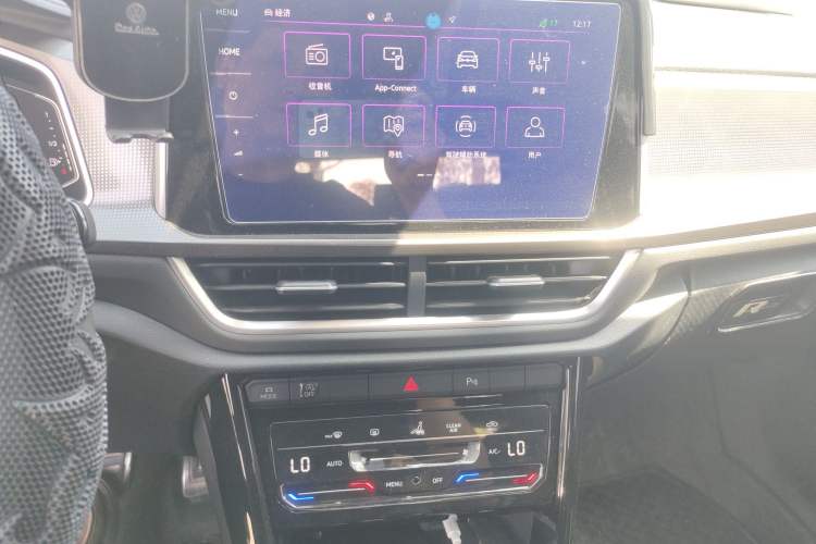 Used Volkswagen T-ROC 2024 300TSI DSG Two-Wheel-Drive Chen Guang Edition Audio And AC Panel