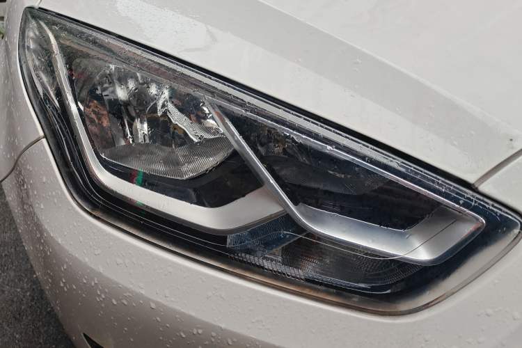 Used Ford Escort 2019 Revised 1.5L Automatic ZhiXiang Version (Tire Pressure Monitoring) China VI Standard Right Front Headlight