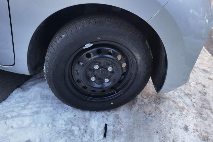 Used Wuling Zhiguang New Energy 2025 Standard Model Right Front Wheel Hub