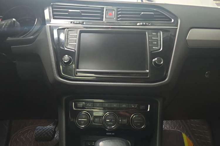 Used Volkswagen Tiguan L 2018 330TSI Automatic Two-Wheel Drive Luxury Edition Audio And AC Panel