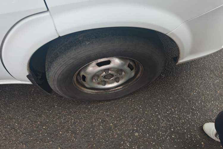 Used JMC Fushun 2023 2.0T Manual Short-Wheelbase Mid-Height Commercial Multi-Purpose 5-Seater Passenger Vehicle Right Front Wheel Hub