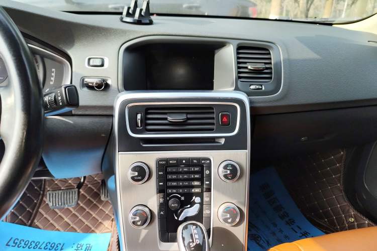 Used Volvo S60 2014 S60L 2.0T Zhiyuan Edition
