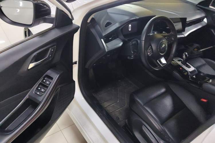 Used MG 5 2022 300TGI DCT Chao Yue Luxury Edition
