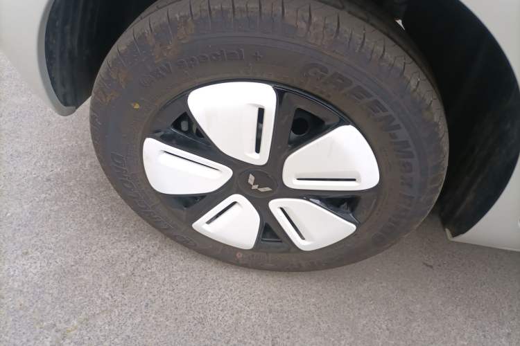 Used Wuling Hongguang MINIEV 2025 Four-Door Version Advanced Edition Right Rear Wheel Hub