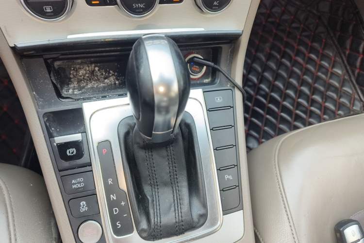 Used Volkswagen Magotan 2012 2.0 TSI Prestige Edition Gear Lever