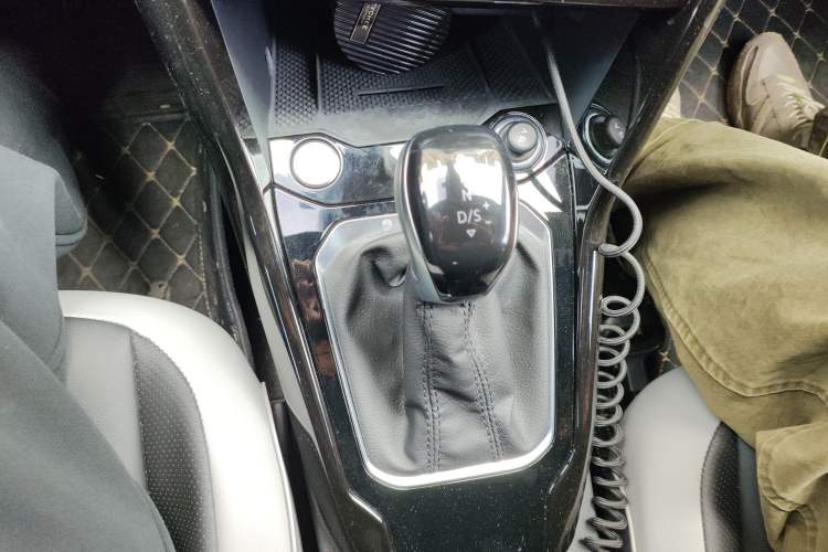 Used Volkswagen T-ROC 2025 Facelifted 300TSI DSG Two-Wheel-Drive Chen Guang Edition Gear Lever