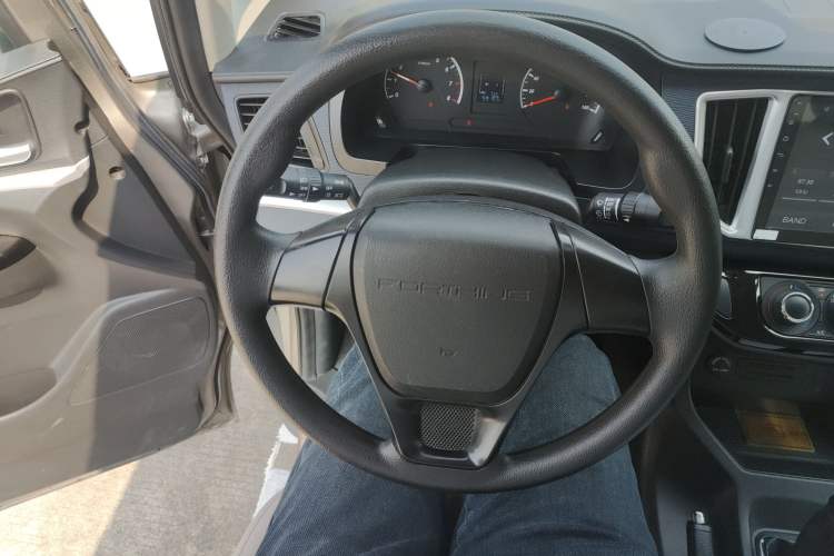 Used FORTHING Lingzhi 2023 M5L 1.6L Base Model 5 Seats
