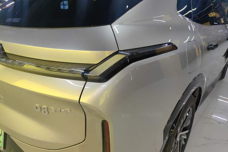 Used Lynk & Co 08 EM-P 2023 120km Long-Range Halo Exterior 3