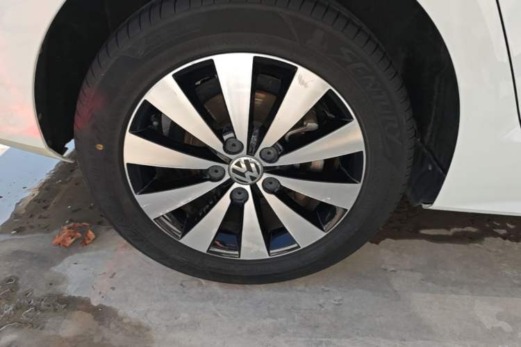 Used Volkswagen Sagitar 2017 230TSI Automatic Comfort Version Right Rear Wheel Hub