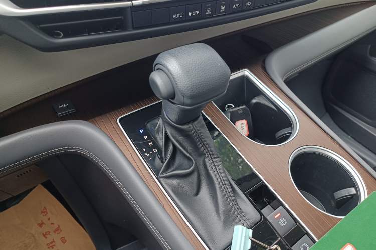 Used Toyota SIENNA 2024 2.5L Hybrid Comfort Edition Gear Lever