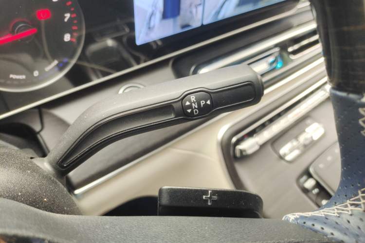 Used Mercedes-Benz Vito 2024 2.0T Elite Version 7 Seats Gear Lever