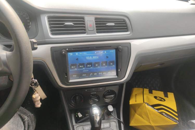 Used Volkswagen Gran Lavida 2015 1.6L Automatic Fashion Edition Audio And AC Panel