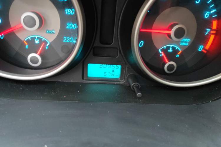 Used Buick Excelle 2015 1.5L Manual Classic Trim Odometer Close Up