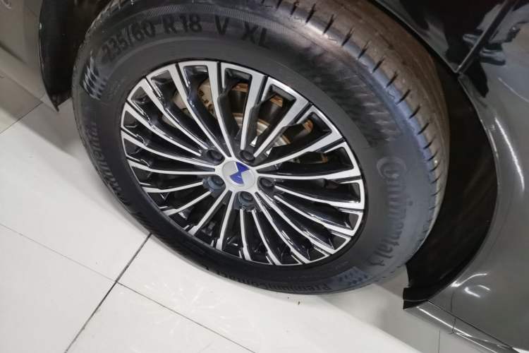 Used Denza D9 2022 DM-i 970 Four-Wheel Drive Flagship Model Right Rear Wheel Hub