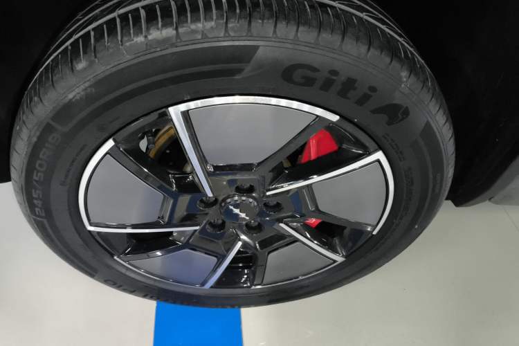 Used Formula Leopard Titanium 3 2025 501KM All-Wheel Drive Intelligent Driving Ultra Version Left Front Wheel Hub