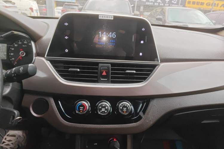 Used Baojun 310W 2017 1.5L Manual Fashion Model China V Audio And AC Panel