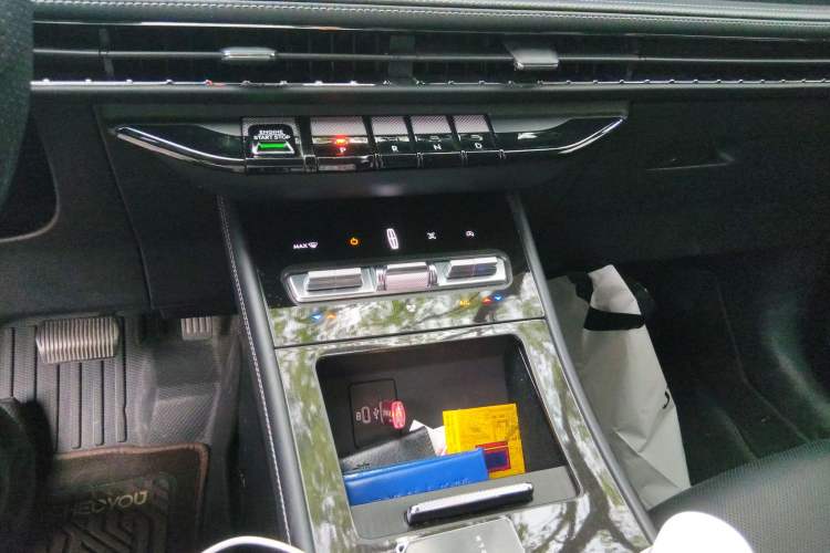 Used Lincoln Corsair 2024 2.0T Two-Wheel Drive Deluxe Edition
