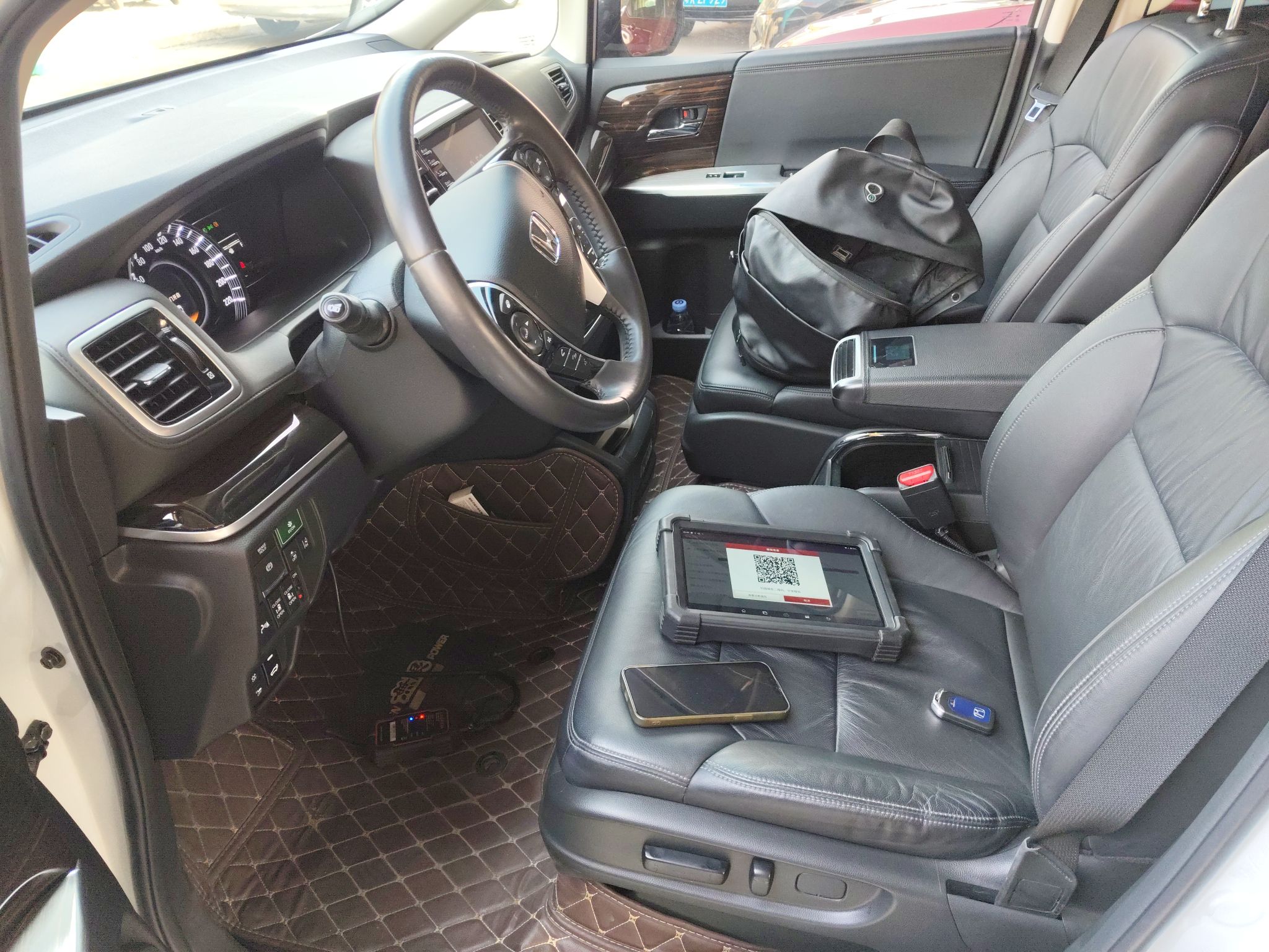 المقاعد الأمامية داخل السيارة